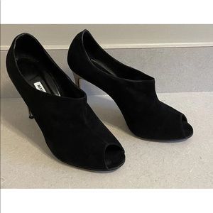 AUTHENTIC WOMENS MANOLO BLAHNIK BLACK SUEDE SHOES, HEELS, SIZE 39.5